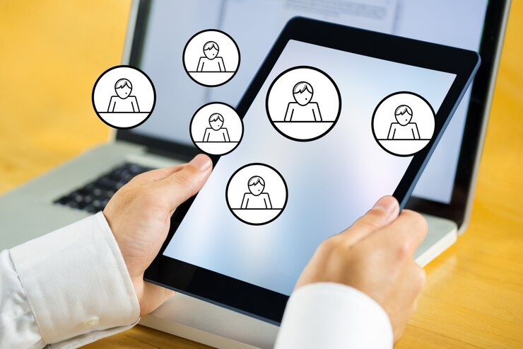 Foto gratuito manos sujetando una tableta con iconos