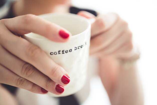 Manos sujetando una taza de café