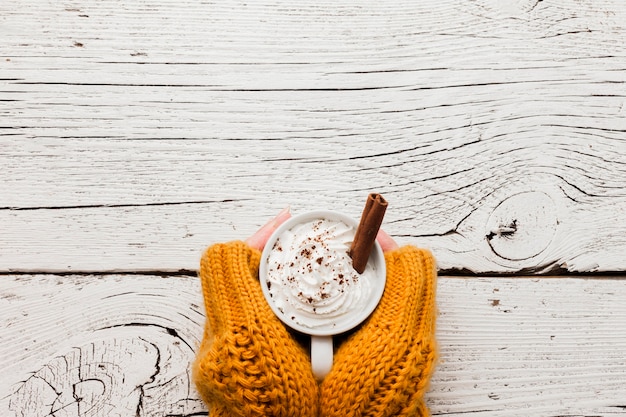 Manos con taza de café y espacio de copia