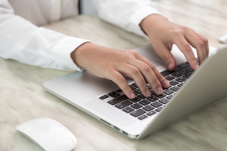 Foto gratuito las manos en un teclado de portátil