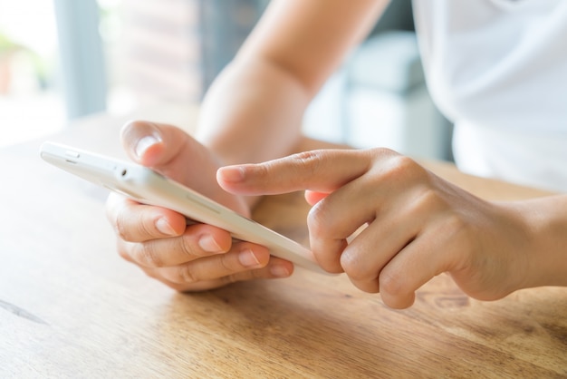 Foto gratuita manos tocando un teléfono inteligente