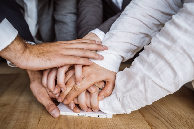 Manos unidas del equipo de negocios en el espacio de trabajo