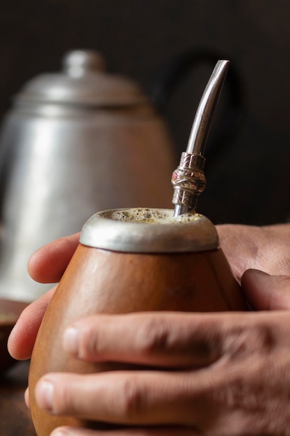 Manos de vista superior sosteniendo la taza de té