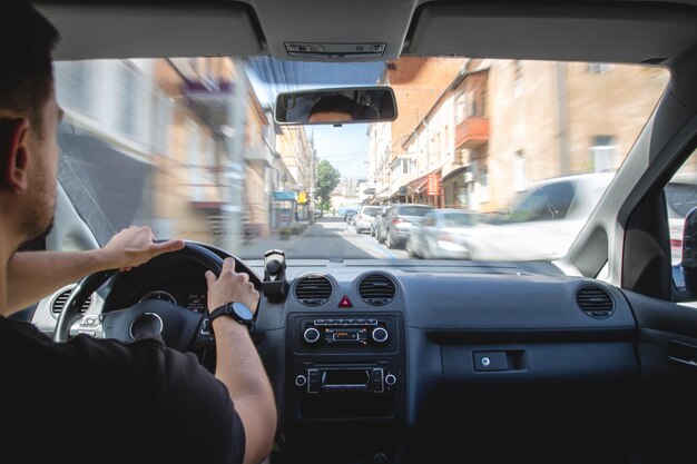 Manos en el volante al conducir a alta velocidad desde el interior del coche