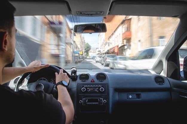 Manos en el volante al conducir a alta velocidad desde el interior del coche