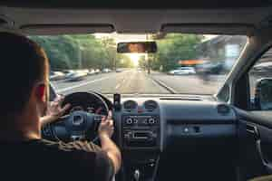 Foto gratuita manos en el volante al conducir a alta velocidad desde el interior del coche