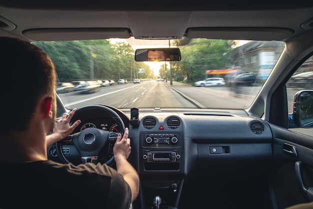 Manos en el volante al conducir a alta velocidad desde el interior del coche