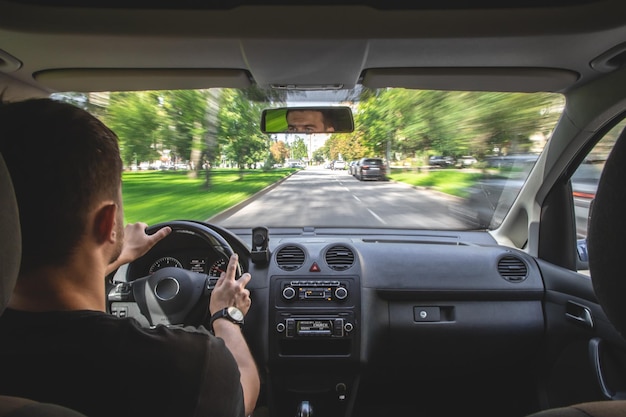 Manos en el volante al conducir a alta velocidad desde el interior del coche