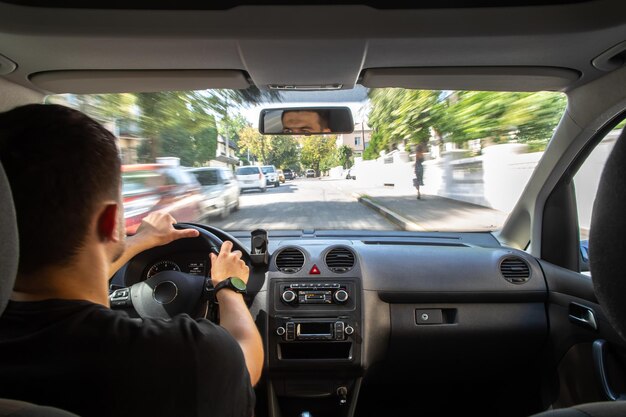 Manos en el volante al conducir a alta velocidad desde el interior del coche