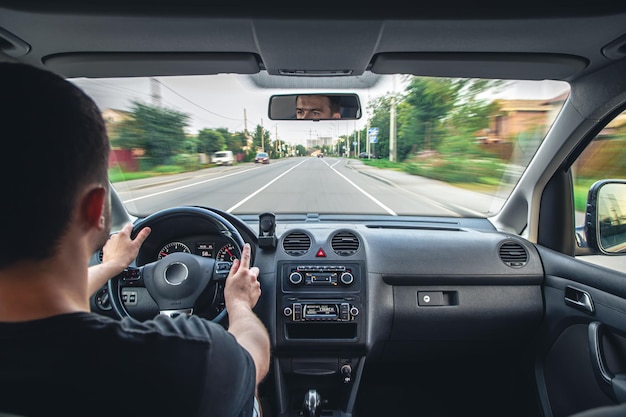 Manos en el volante al conducir a alta velocidad desde el interior del coche