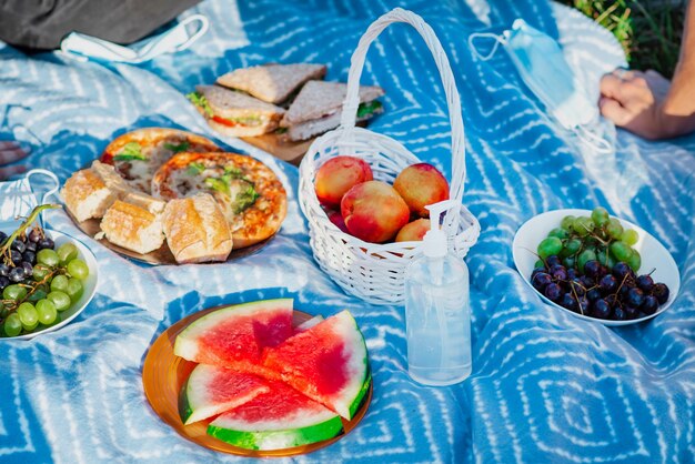 Manta de picnic con golosinas y desinfectante para manos