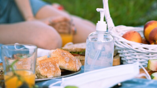 Manta de picnic con golosinas y desinfectante para manos