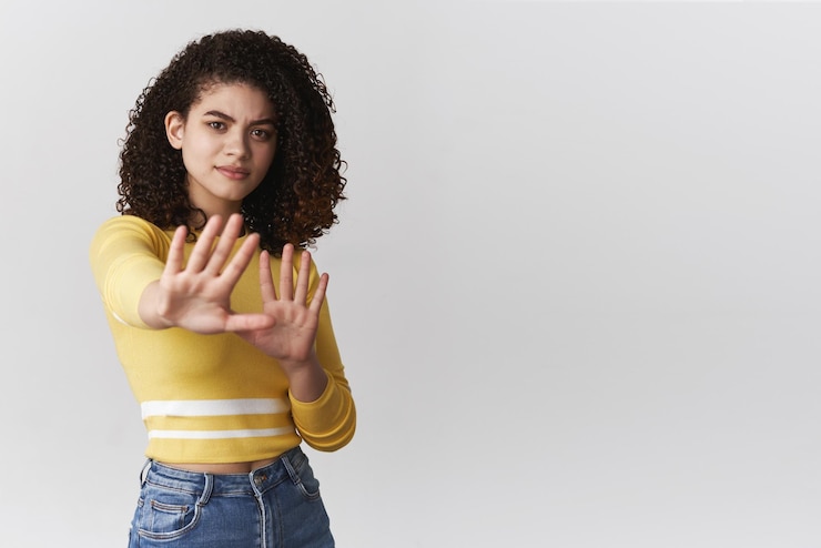 Foto gratuito manténgase alejado de mí intensa defensiva joven de aspecto serio perturbado joven elegante chica estirar las palmas detener lo suficiente no hacer gestos retroceder frunciendo el ceño confiado rechazo demanda permanecer lejos no acercarse