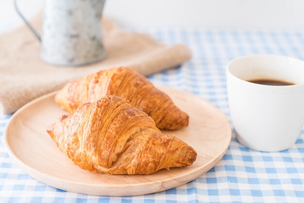 Mantequilla, croissant, tabla