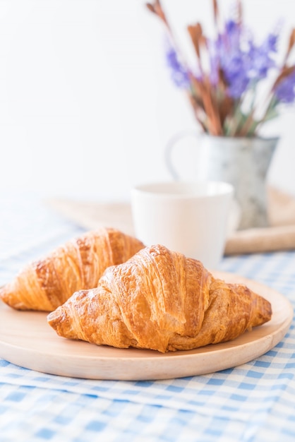 Foto gratuita mantequilla, croissant, tabla