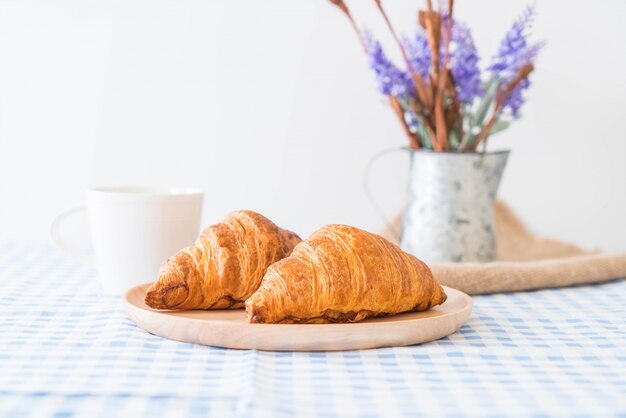 Mantequilla, croissant, tabla