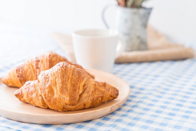 Foto gratuita mantequilla, croissant, tabla