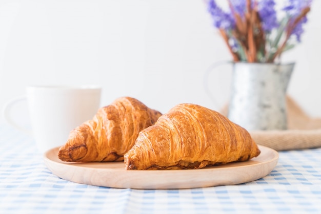 Foto gratuita mantequilla, croissant, tabla