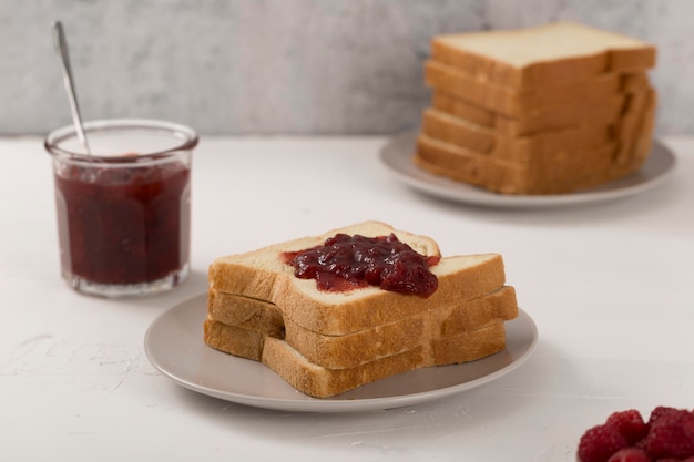 Foto gratuita mantequilla de frutas caseras en rebanadas de pan