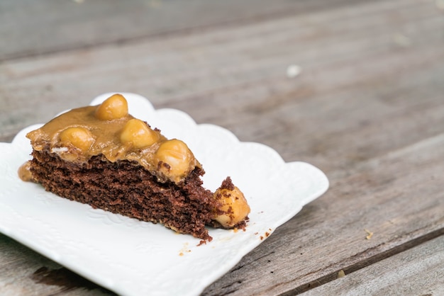 Foto gratuita mantequilla de plátano con pastel de macadamia