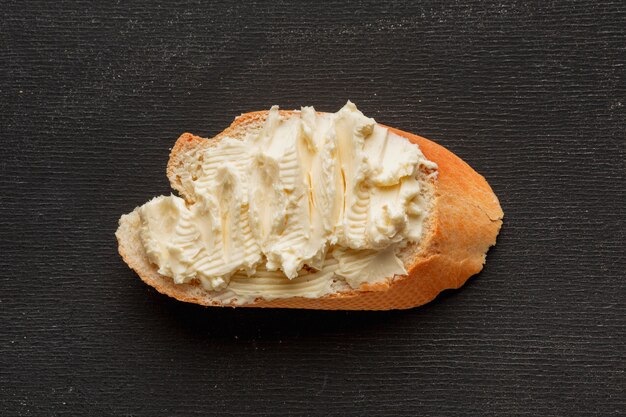Mantequilla en una rebanada de pan