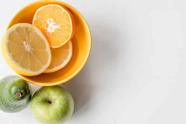 Manzana y aguacate cerca de naranja