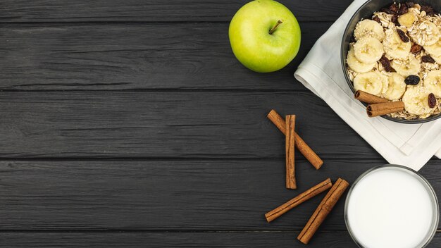 Manzana y canela con un tazón de avena con rodajas de plátano