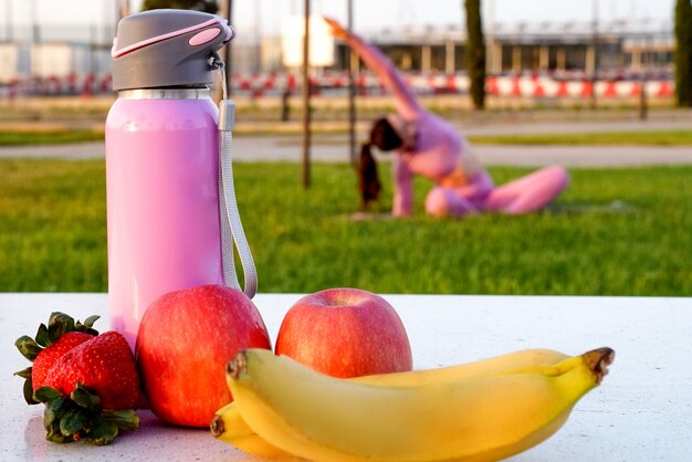 Manzana fresa plátano y botella de agua comida sana