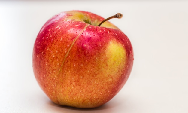 Manzana fresca aislada en primer plano blanco