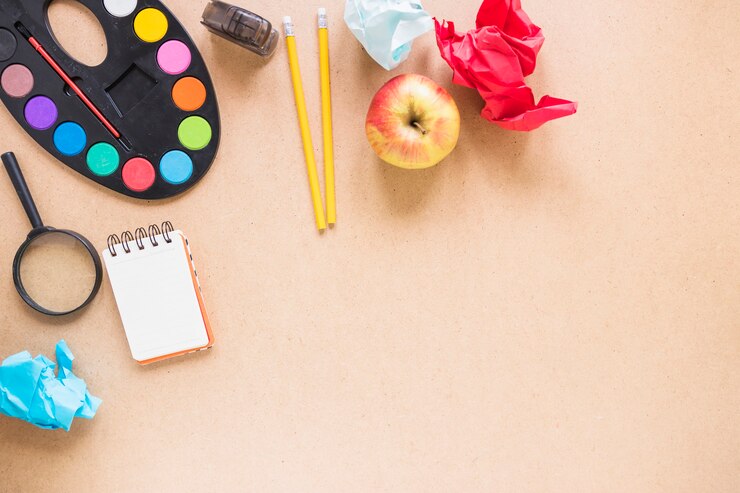 Foto gratuito manzana y lupa cerca de papelería