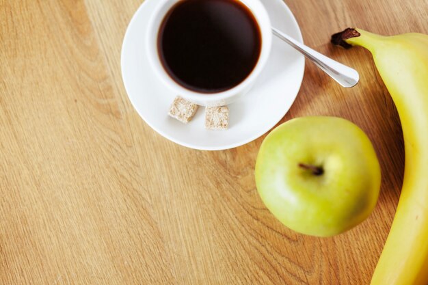 Manzana y plátano con café