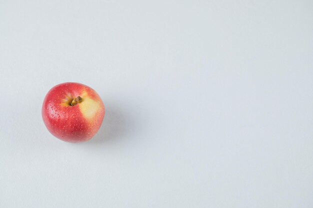 Una manzana roja aislada en blanco.