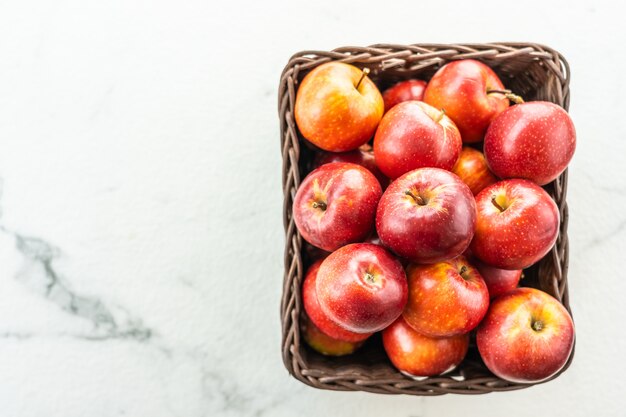 Manzana roja en la cesta