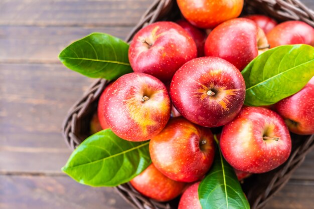 Manzana roja en la cesta