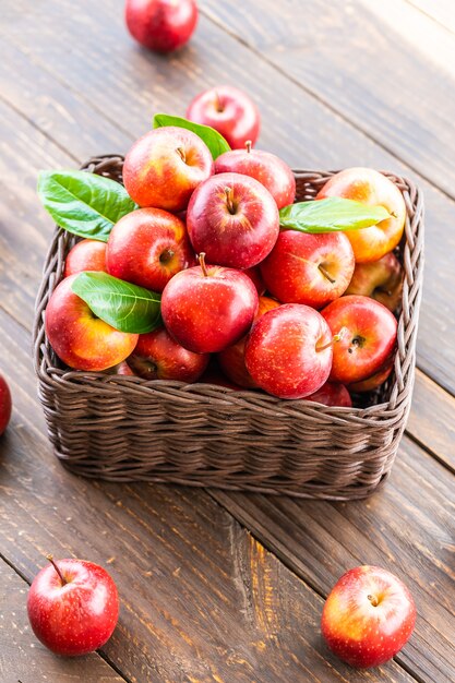 Manzana roja en la cesta