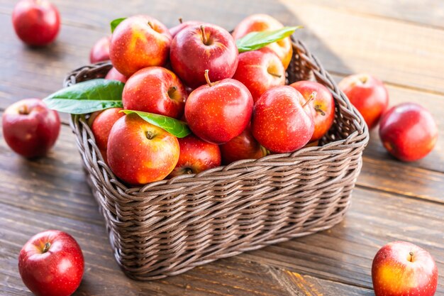 Manzana roja en la cesta