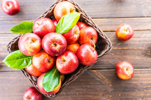 Manzana roja en la cesta