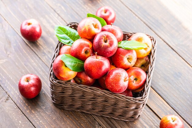Manzana roja en la cesta