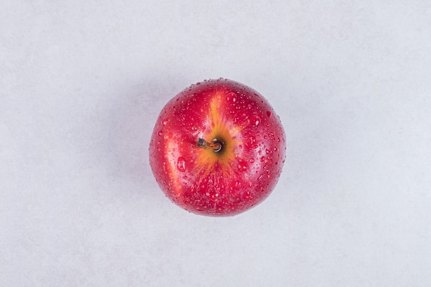 Manzana roja fresca sobre fondo blanco.