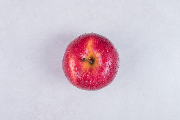 Manzana roja fresca sobre fondo blanco.