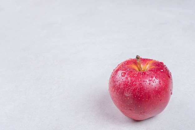 Manzana roja fresca sobre fondo blanco.