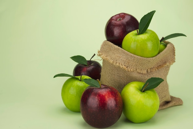 Manzana roja fresca sobre fruta verde suave y fresca