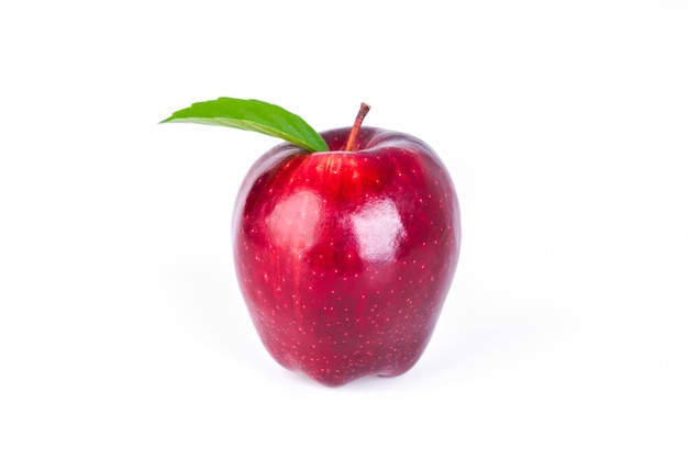 Manzana roja con la hoja verde sobre fondo blanco.