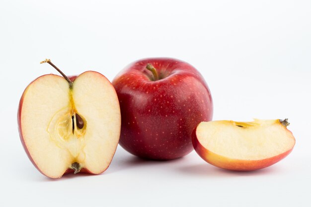 Manzana roja suave jugosa fresca madura medio corte aislado