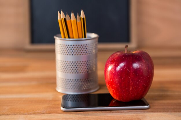 Manzana roja en un teléfono móvil