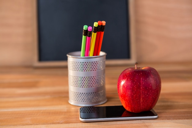 Foto gratuita manzana roja en un teléfono móvil