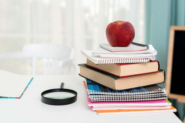 Manzana roja en útiles escolares