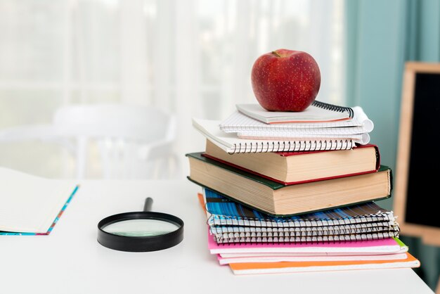 Manzana roja en útiles escolares