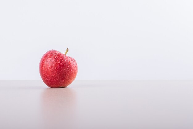 Una manzana roja.