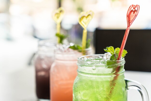 Manzana verde, arándano, soda de lichi